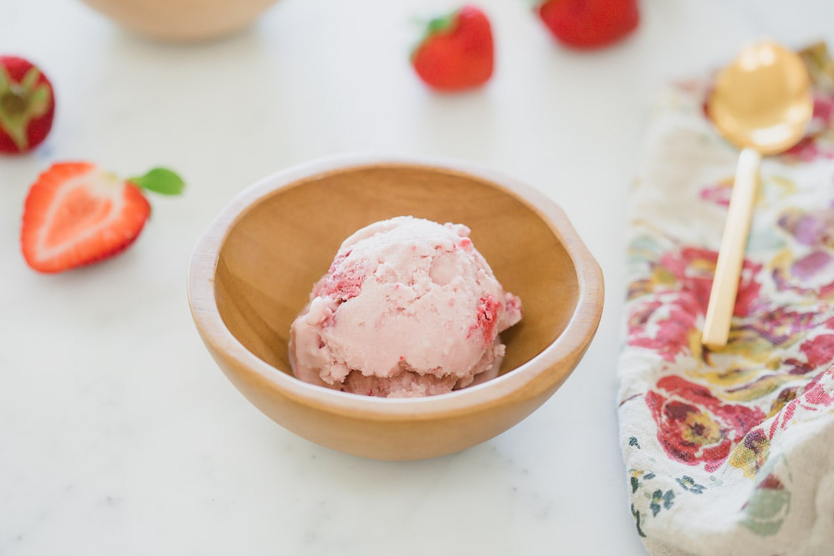 Blender Strawberry Ice Cream (Paleo, Low Carb, AIP, GAPS) - Eat Beautiful